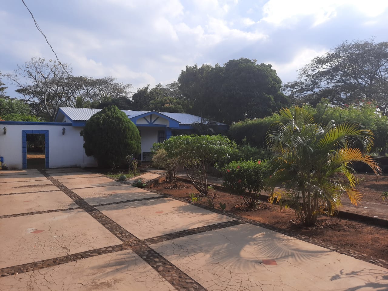 CARRETERA SUR. LINDA CASA CON EXCELENTE UBICACION EN ALQUILER.