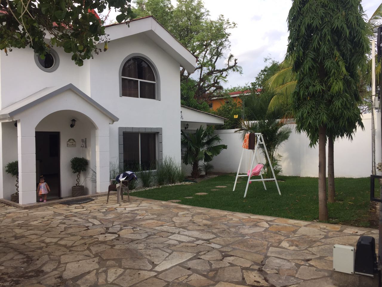 CARRETERA SUR. LINDA Y AMPLIA CASA MODERNA EN VENTA