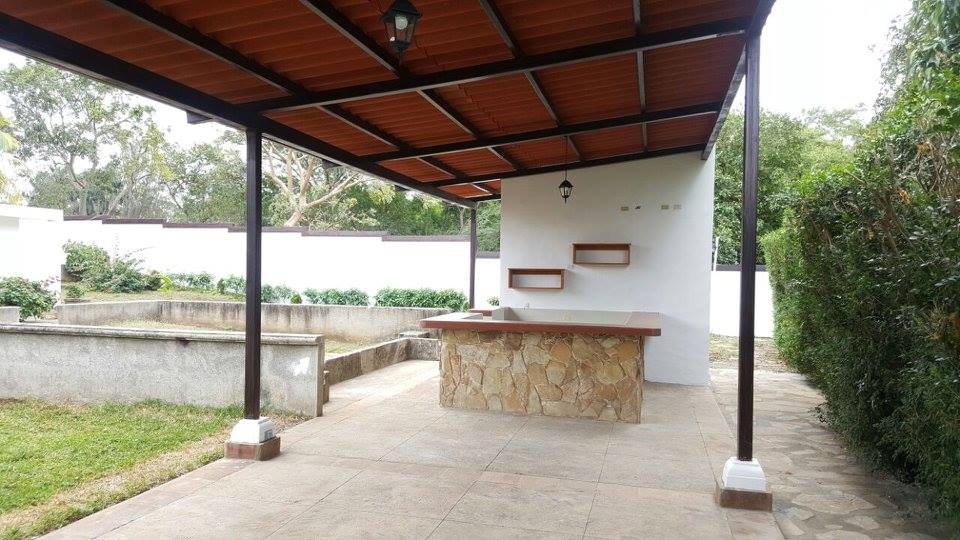 CARRETERA SUR. HERMOSA CASA RECIÉN REMODELADA EN ALQUILER. - Loff