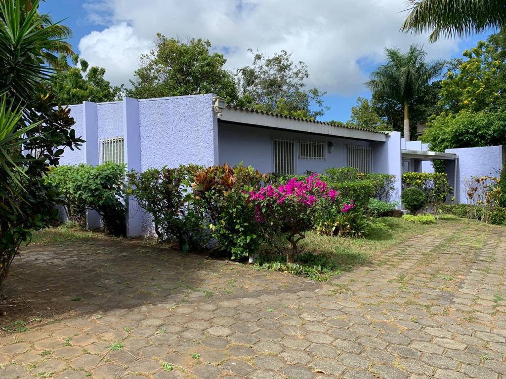 CARRETERA SUR. LINDA CASA CON JARDIN DENTRO DE CONDOMINIO PRIVADO.