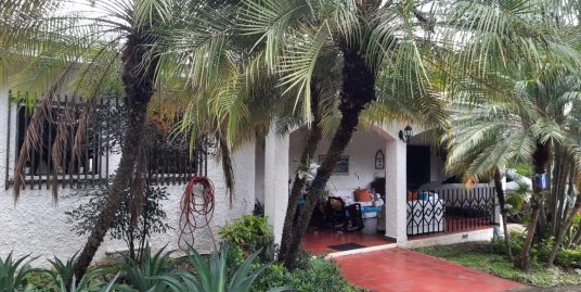 CARRETERA SUR. BONITA Y ESPACIOSA CASA COLONIAL CON JARDÍN EN VENTA.