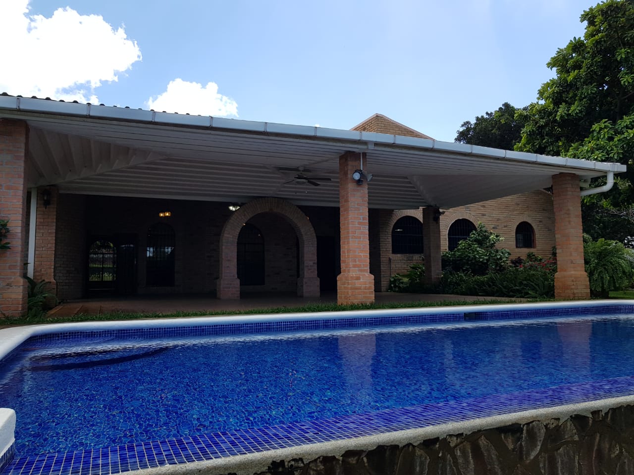CARRETERA SUR. HERMOSA CASA CON ESTILO MEDITERRÁNEO EN REPARTO PRIVADO