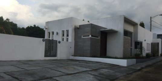 CARRETERA SUR. BONITA Y MODERNA CASA EN CONDOMINIO PRIVADO.