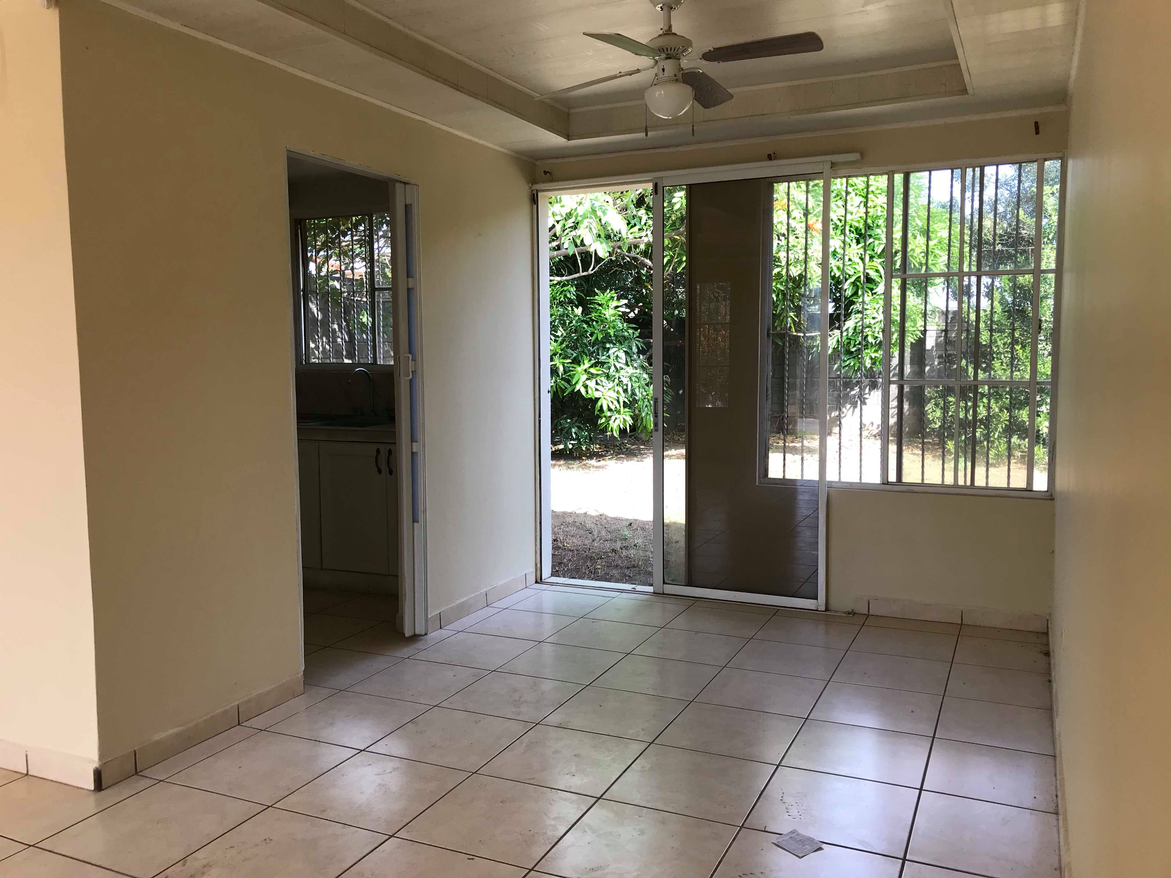 CARRETERA VIEJA A LEON. HERMOSA Y AMPLIA CASA CON JARDÍN EN RESIDENCIAL