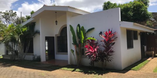 CARRETERA SUR. LINDA CASA CON MUEBLES EN ALQUILER