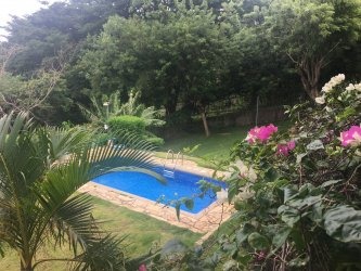 CARRETERA SUR. ¡SUPER PRECIO! CASA CON AMPLIO JARDÍN DE 4,056 VR2  Y PISCINA EN VENTA