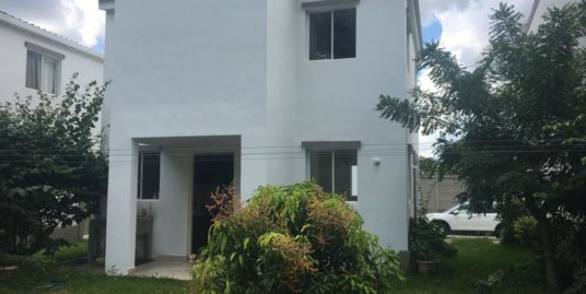 CARRETERA VIEJA LEÓN. ALQUILA-VENDE BONITA CASA AMUEBLADA EN RESIDENCIAL