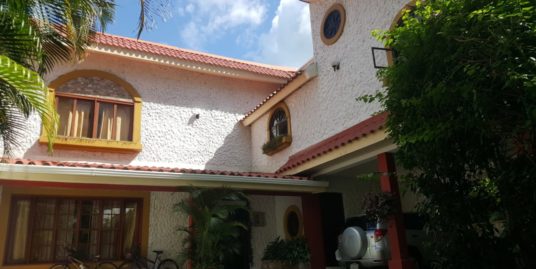 CARRETERA SUR. LINDA Y AMPLIA CASA SEMI AMUEBLADA EN ALQUILER