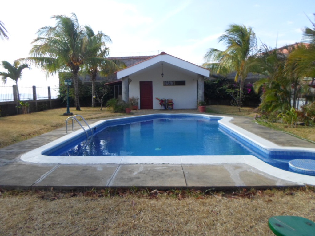 CARRETERA SUR. ALQUILA HERMOSA CASA CON PISCINA EN RESIDENCIAL