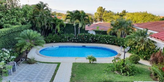 LAS CUMBRES. HERMOSA Y AMPLIA CASA CON PISCINA EN ALQUILER.