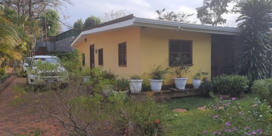 CARRETERA SUR. BONITA CASA CON AMPLIO JARDÍN EN CONDOMINIO EN ALQUILER