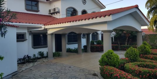 LAS CUMBRES. ESPECTACULAR CASA CON VISTA AL LAGO EN ALQUILER.