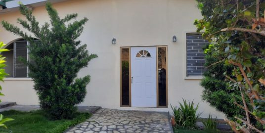 CARRETERAS SUR. HERMOSA CASA CON AMPLIO JARDIN EN ALQUILER.