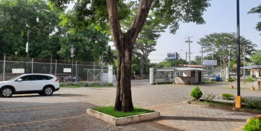 CARRETERA VIEJA LEÓN. ÚNICA Y HERMOSA PLAZA COMERCIAL EN VENTA