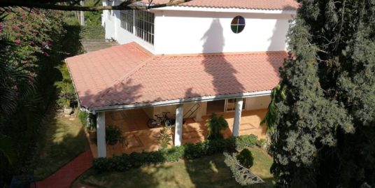 REPARTO EL MIRADOR. LINDA Y ESPACIOSA CASA EN VENTA