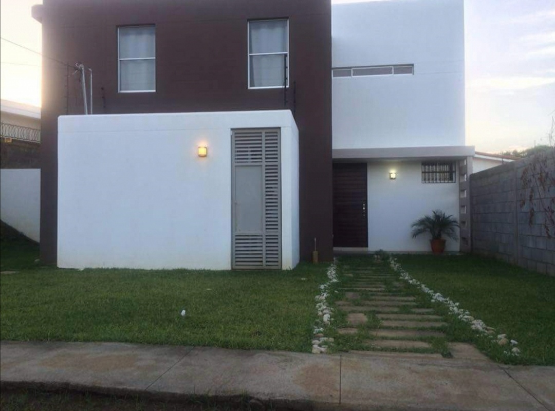 LAS COLINAS. LINDA CASA MODERNA EN CONDOMINIO EN ALQUILER