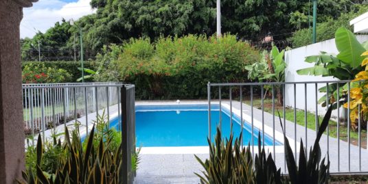 LAS COLINAS. HERMOSA CASA CON AMPLIO JARDÍN  Y PISCINA EN ALQUILER