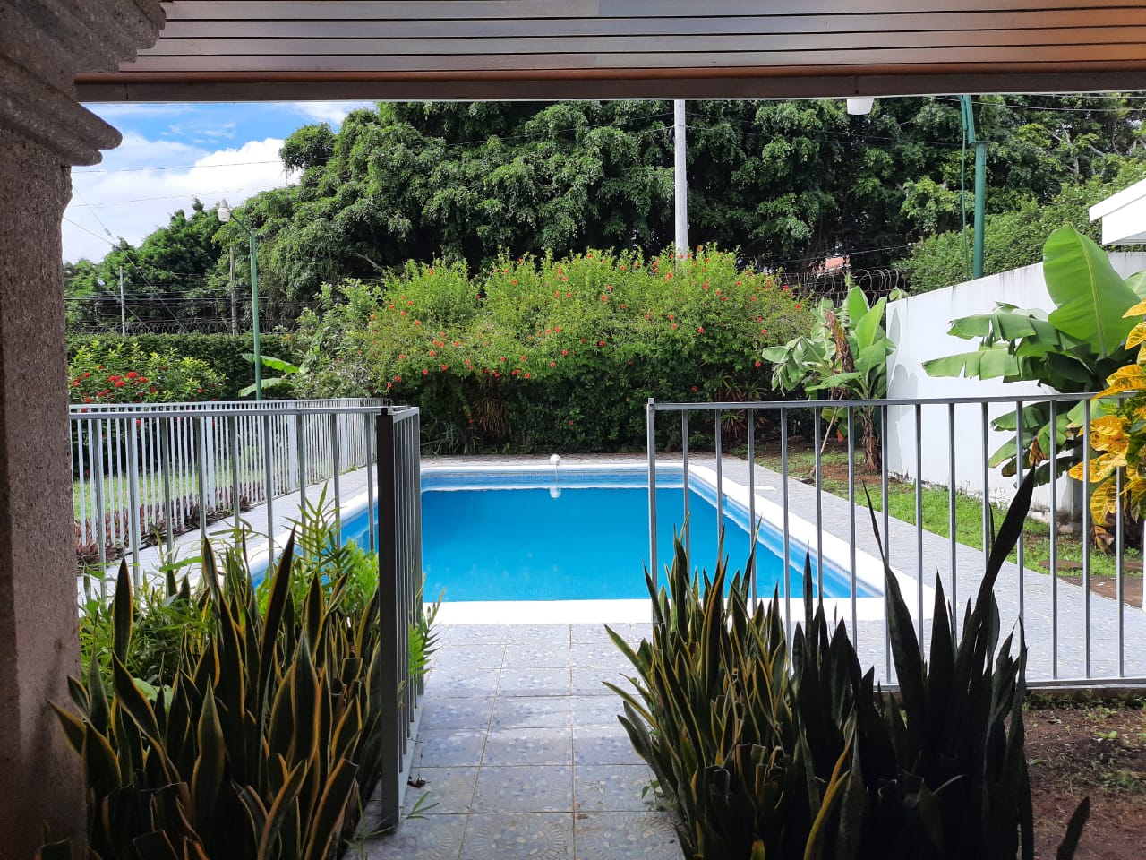 LAS COLINAS. HERMOSA CASA CON AMPLIO JARDÍN  Y PISCINA EN ALQUILER