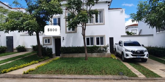 LAS COLINAS. BONITA CASA REMODELADA CON TERRENO EXTRA