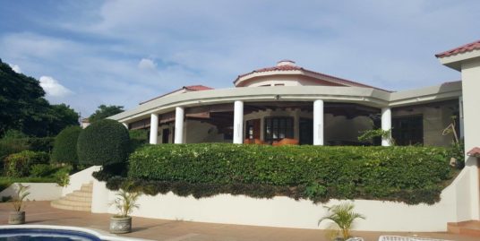 CARREETERA SUR. HERMOSA CASA CON PISCINA Y VISTA ESPECTACULAR EN ALQUILER
