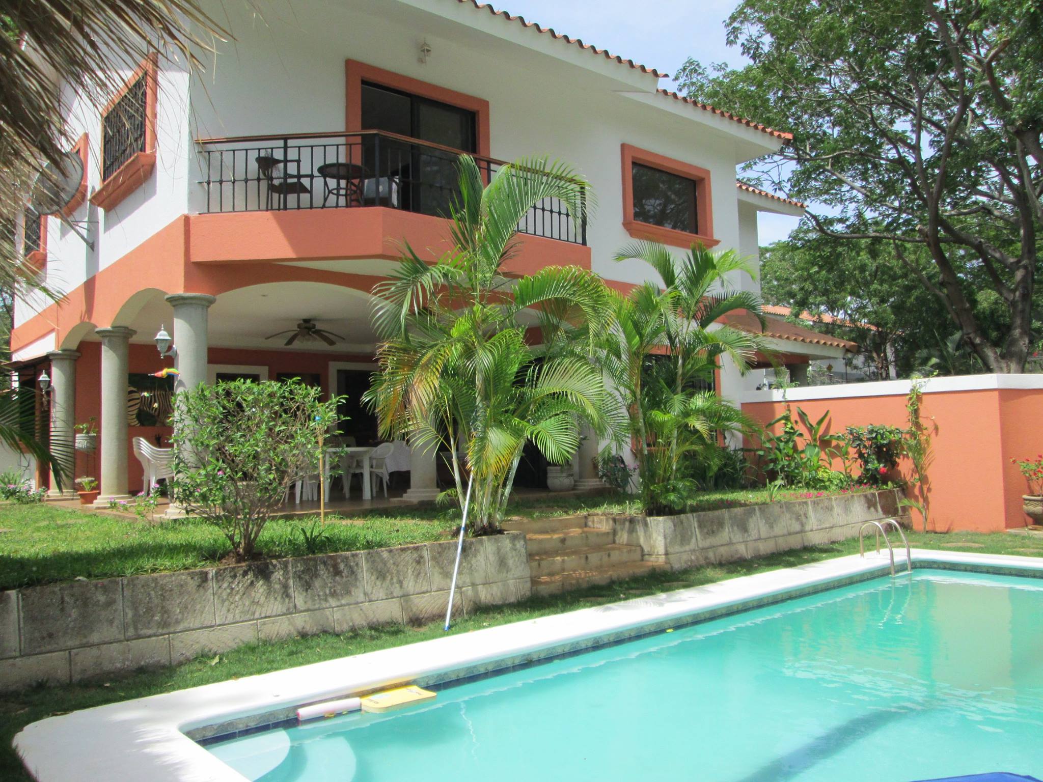 CARRETERA SUR. LINDA Y ESPACIOSA CASA CON PISCINA EN ALQUILER.