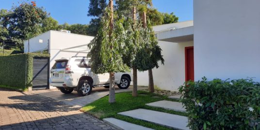 CARRETERA SUR. LINDA Y MODERNA CASA EN CONDO EN VENTA