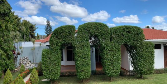 LAS COLINAS. HERMOSA CASA CON PISCINA EN RESIDENCIAL EN VENTA