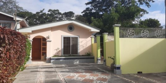 CARRETERA SUR. BONITA CASA ESPACIOSA EN CONDO PRIVADO EN ALQUILER