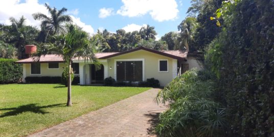 CARRETERA SUR. AMPLIA Y BONITA CASA CON PISCINA EN ALQUILER