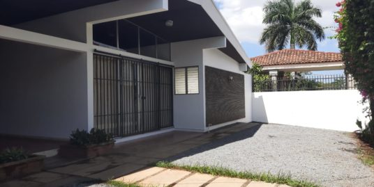 PLANES DE ALTAMIRA. HERMOSA CASA  CON EXCELENTE UBICACIÓN EN VENTA