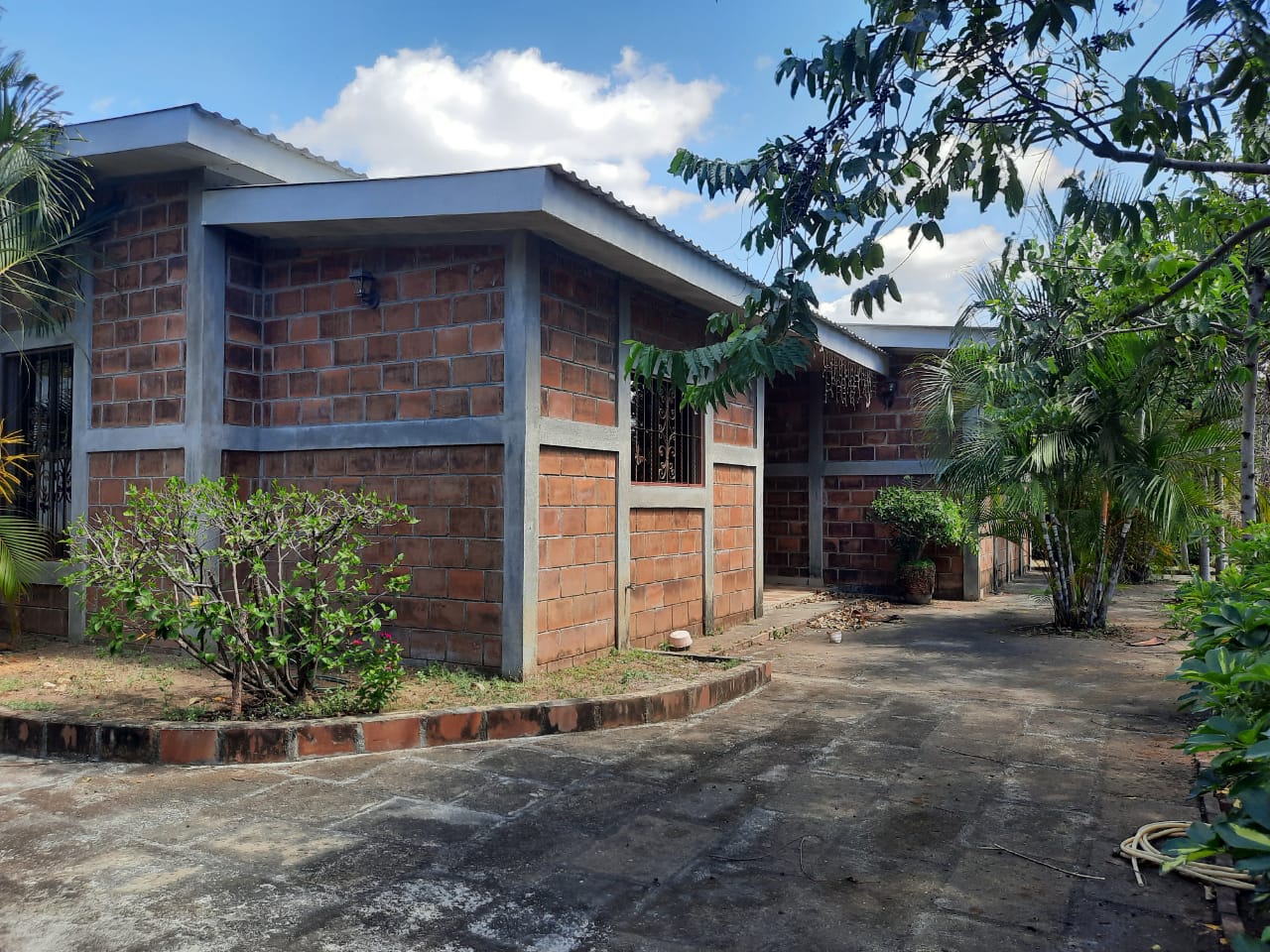 CARRETERA VIEJA LEÓN. BONITA CASA CON AMPLIA TERRAZA  EN ALQUILER