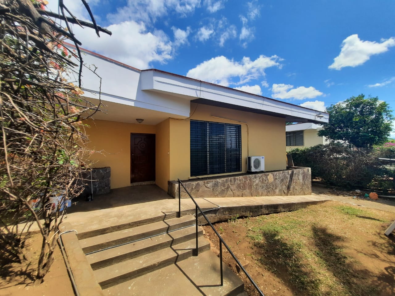 BOLONIA. HERMOSA CASA CENTRICA PARA OFICINA EN ALQUILER