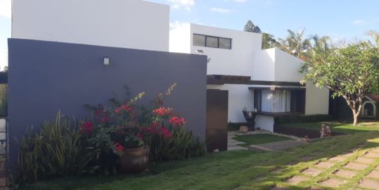 CARRETERA SUR. BONITA Y MODERNA CASA CON AMPLIO JARDIN EN ALQUILER