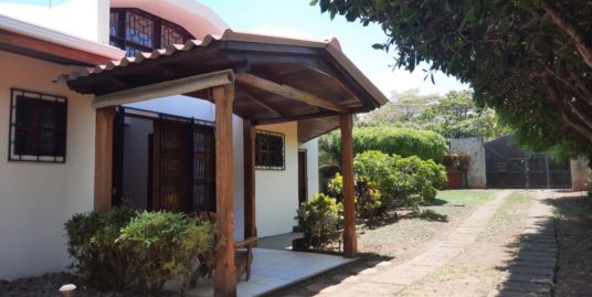 CARRETERA SUR. LINDA CASA CON PISCINA Y MURO PERIMETRAL EN VENTA