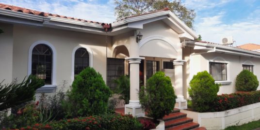 LAS COLINAS HERMOSA Y AMPLIA CASA EN CONDOMINIO EN ALQUILER.
