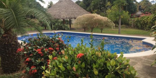 CARRETERA SUR. LINDA CASA CON PISCINA Y HERMOSO JARDÍN EN VENTA