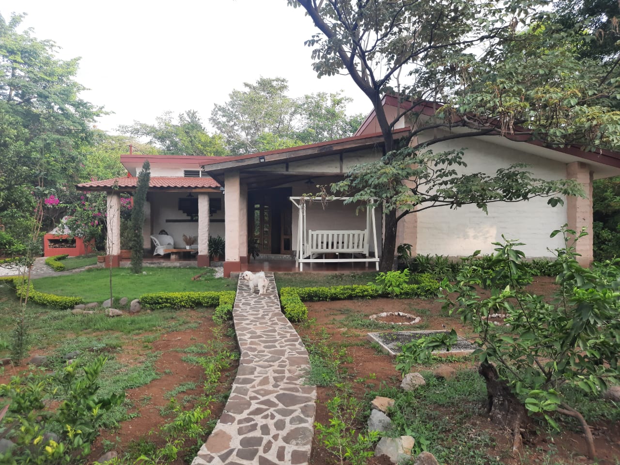 CARRETERA VIEJA A LEÓN. BONITA CASA CON MUEBLES EN ALQUILER