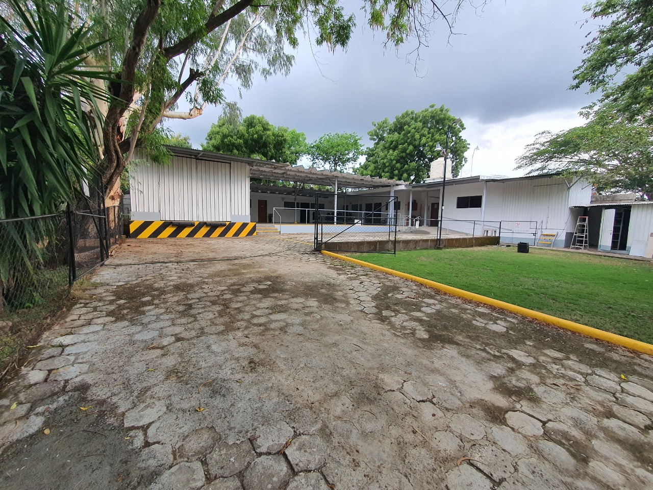 CARRETERA VIEJA LEÓN. LINDAS OFICINAS EN  TERRENO DE 2,232.24 VR2 EN VENTA