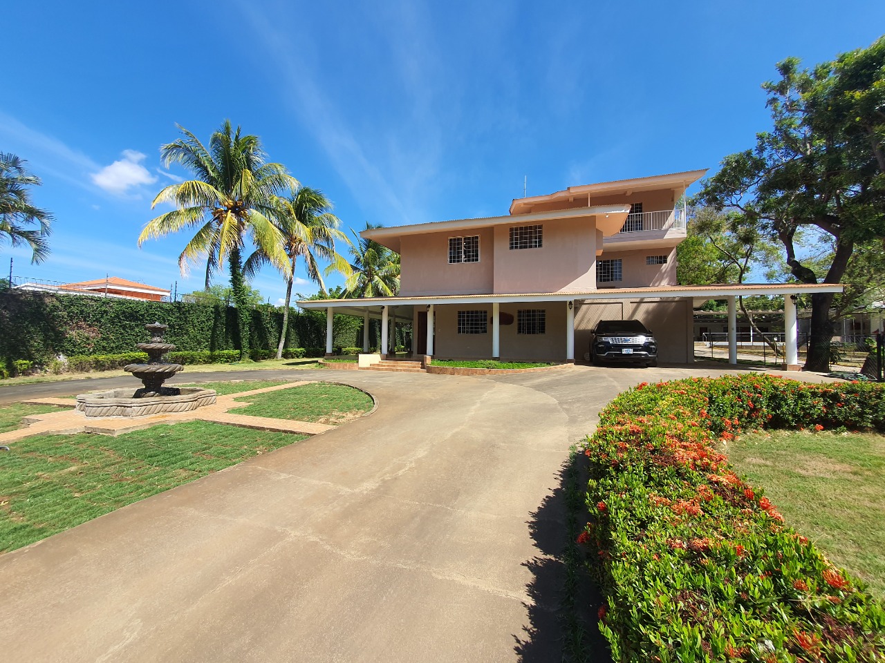 CARRETERA VIEJA A LEÓN. HERMOSA CASA CON AMPLIO TERRENO EN VENTA