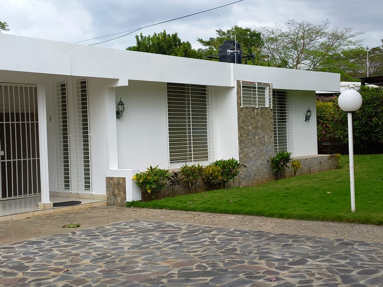 CARRETERA SUR. HERMOSA CASA ESQUINERA CON EXCELENTE UBICACIÓN EN VENTA