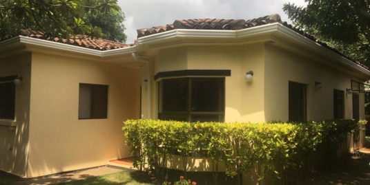 CARRETERA SUR. LINDA CASA ESQUINERA EN ALQUILER.