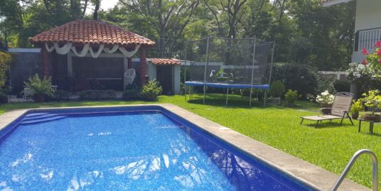 CARRETERA SUR. HERMOSA CASA CON PISCINA Y AMUEBLADA.