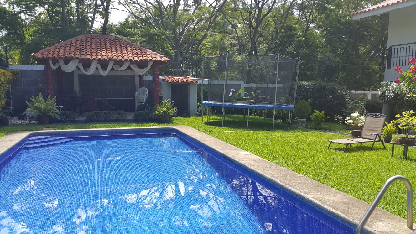 CARRETERA SUR. HERMOSA CASA CON PISCINA Y AMUEBLADA.