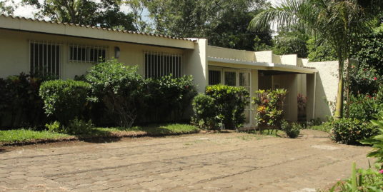 CARRETERA SUR. BONITA CASA CON AMPLIO JARDIN DENTRO DE CONDO PRIVADO.