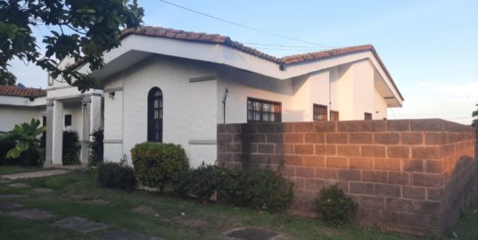 CARRETERA SUR. LINDA CASA EN COMUNIDAD EN ALQUILER