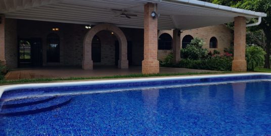 CARRETERA SUR. HERMOSA CASA CON ESTILO MEDITERRÁNEO EN REPARTO PRIVADO