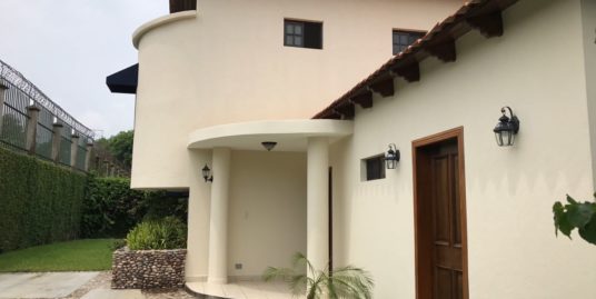 CARRETERA SUR. ESPECTACULAR CASA CON JARDÍN EN VENTA