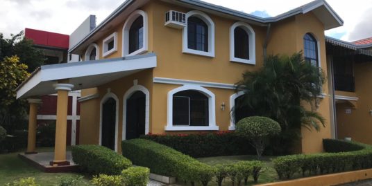 REPARTO SAN JUAN. HERMOSA CASA CON SEGURIDAD 24/7 EN ALQUILER.