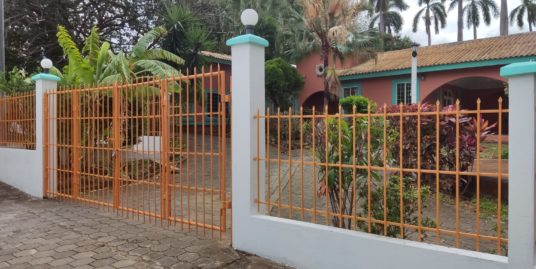 CARRETERA SUR. HERMOSA CASA CON AMPLIO JARDIN EN ALQUILER.