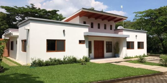 CARRETERA SUR. HERMOSA CASA CON DISEÑO MODERNO EN ALQUILER